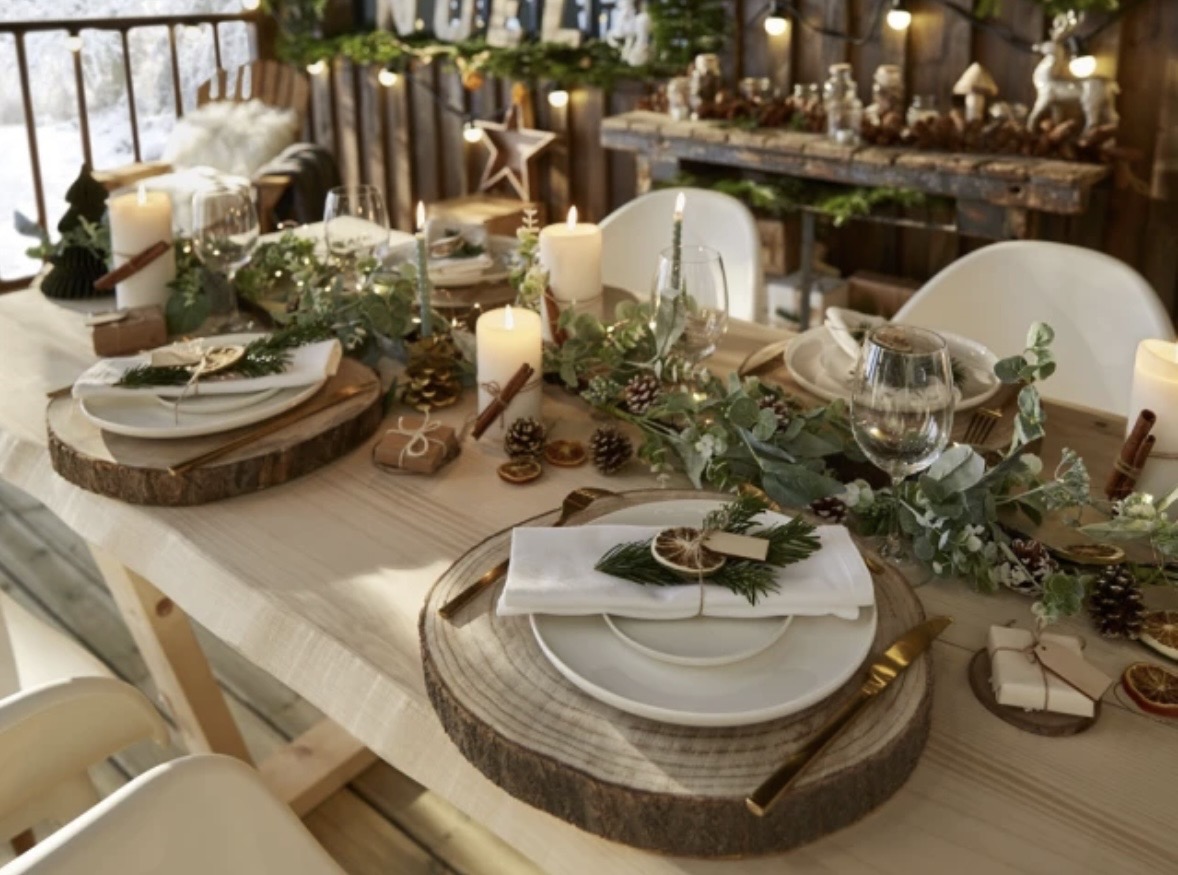 Table de repas de fin d’année avec plats festifs, pour illustrer des astuces naturelles pour une meilleure digestion